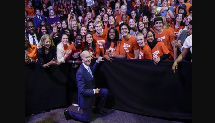 তরুনদের সঙ্গে প্রেসিডেন্ট বাইডেন। আসন্ন নির্বাচনে তরুনদের ভোট প্রত্যাশার অংশ হিসেবে সখ্যতা গড়ে তোলার চেষ্টা মার্কিন প্রেসিডেন্টের/ছবি এপি