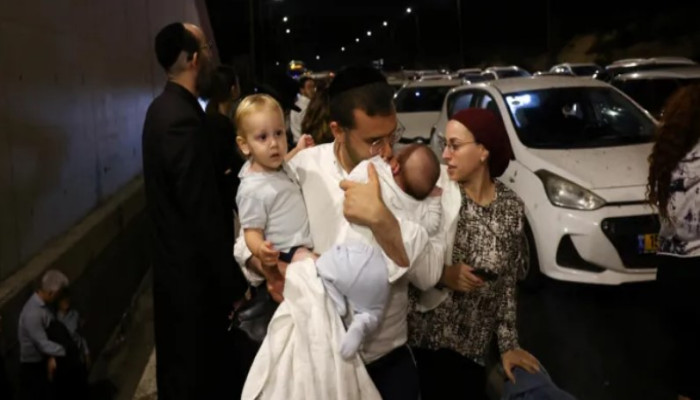 ইরানের মিসাইল হামলা থেকে রক্ষা পেতে তেলাবিব এ একটি ভীতসন্ত্রস্ত পরিবার/ছবি সংগৃহীত