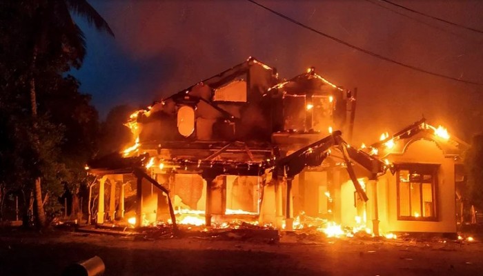 প্রচন্ড বিক্ষোভের মুখে শ্রীলঙ্কার প্রধানমন্ত্রীর পদত্যাগ