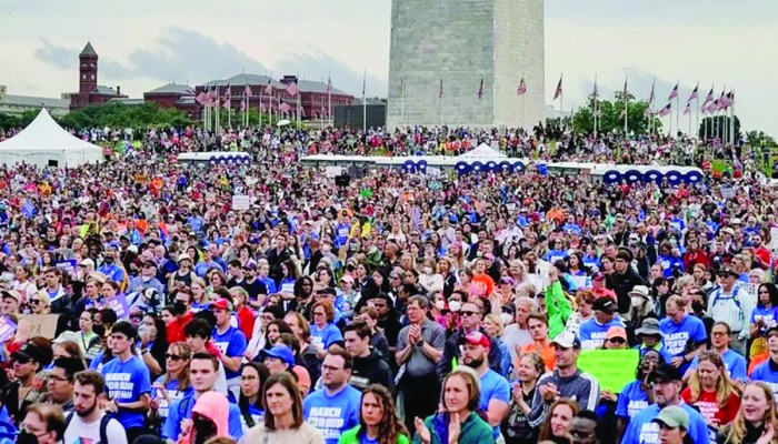 আগ্নেয়াস্ত্র নিয়ন্ত্রণ আইনের দাবিতে হাজারো মানুষের বিক্ষোভ
