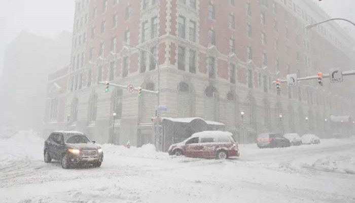 ফ্লাইট বাতিল, ৬ ফুট তুষারে ঢাকা বাফেলো