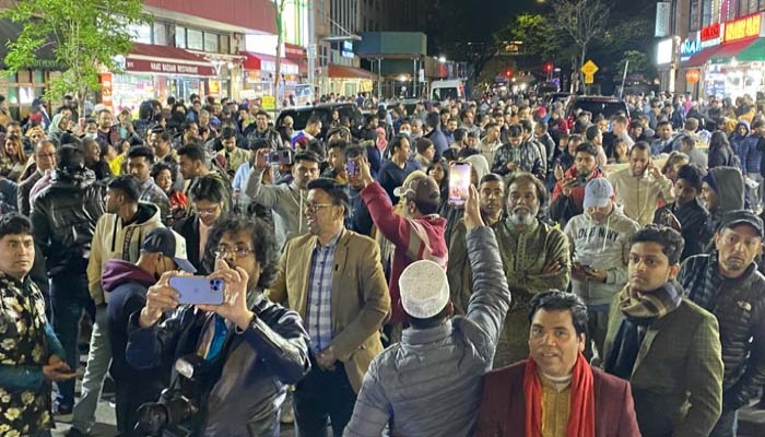 বাংলাদেশ স্ট্রিটে চাঁদরাতে উচ্ছ্বাসের বাঁধ ভেঙেছে