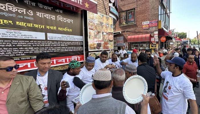 শহীদ জিয়ার শাহাদাতবার্ষিকীতে এলাকাবাসীর তবারক বিতরণ