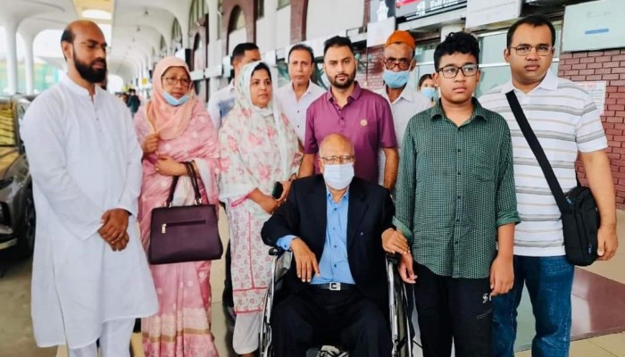 চিকিৎসার জন্য সিঙ্গাপুর গেছেন খন্দকার মোশাররফ