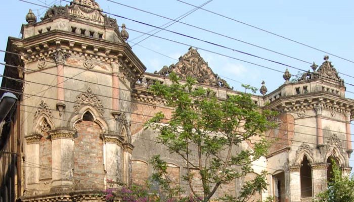 ফরাশগঞ্জের পুতুল বাড়ির অলঙ্করণে নিষ্ঠুর আঘাত