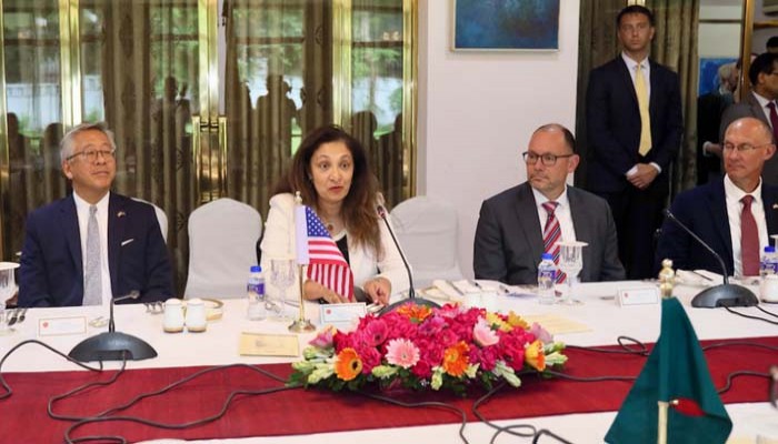 পর্দার আড়ালে কী বার্তা উজরা লু’র