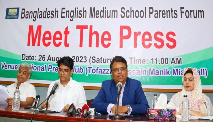 ইংলিশ মিডিয়াম স্কুলের  অভিভাবকরা দিশেহারা