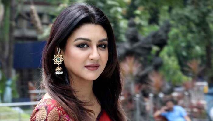 আমি এক-একটা চরিত্র হয়ে বেঁচে থাকি