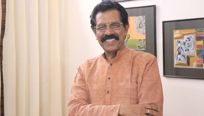 লেখকের ক্ষমতার পেছনে দৌড়ানো উচিত নয়