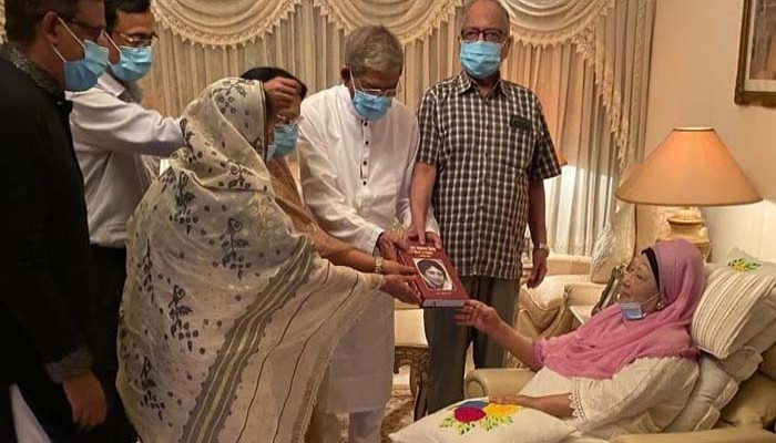 ‘বেগম খালেদা জিয়ার জীবন ও সংগ্রাম’ গ্রন্থ তুলে দেওয়া হলো