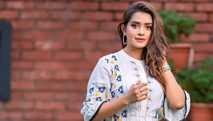 মঞ্চের পেছনে এসে সে আমার হাত ধরেছিল