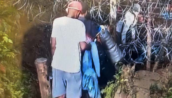 অবৈধ অভিবাসী ঠেকাতে পানামা সরকার জঙ্গলে কাঁটাতারের বেড়া তৈরি করেছে