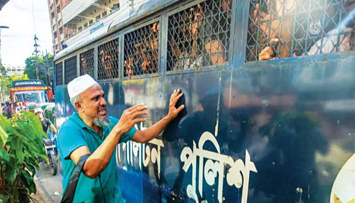 সরকার গণগ্রেপ্তারের মাধ্যমে ক্ষমতা রক্ষা করতে চাইছে