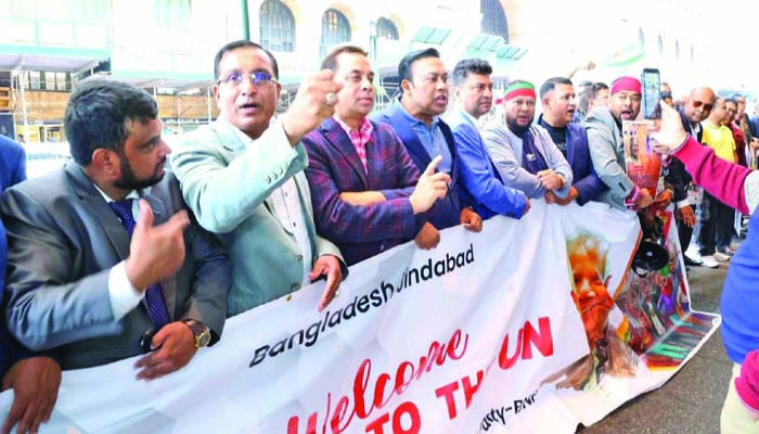 বিএনপির দাবি হাসিনাকে ফিরিয়ে আনার, আ.লীগের দাবি ইউনূসের পদত্যাগ