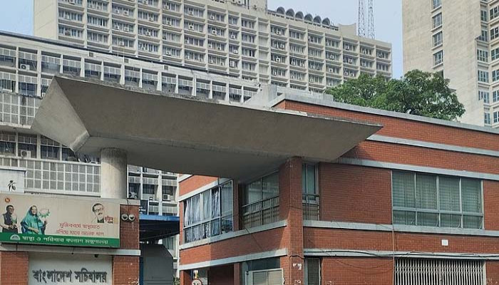 প্রশাসনের দুর্বলতা সংকট বাড়াচ্ছে