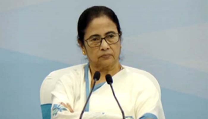 নিজ দেশের দিকে নজর দিন, কাচের ঘরে বসে ঢিল ছুড়বেন না দিদি!