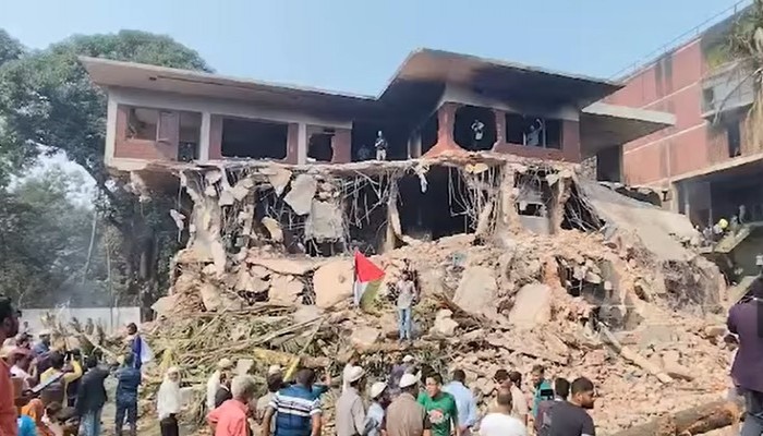 ৩২ নাম্বার বাড়ী বুলডোজার দিয়ে গুড়িয়ে দিয়েছে বিক্ষুব্ধ  ছাত্র-জনতা