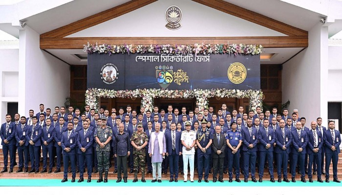 ‘রাজনৈতিক মতাদর্শের ঊর্ধ্বে উঠে পেশাদারিত্বের সাথে কাজ করুন’