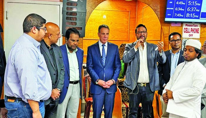 জ্যাকসন হাইটস মসজিদে মেয়র প্রার্থী এন্ড্রু কুমো