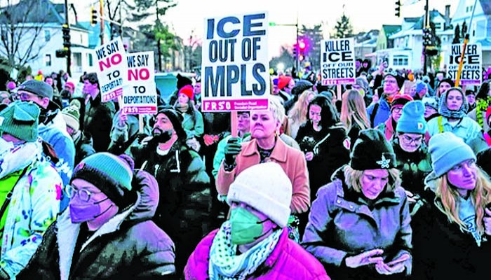 যুক্তরাষ্ট্রে অভিবাসন কর্মকর্তার গুলিতে নারী নিহত, প্রতিবাদে হাজারো মানুষের বিক্ষোভ