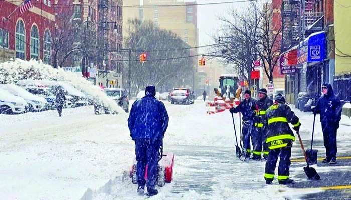 যুক্তরাষ্ট্রে তুষার ঝড়ে লন্ডভন্ড জনজীবন