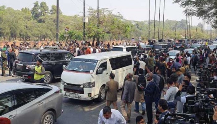 যানজটে সিগন্যাল মেনেই  গাড়ীতে অফিস করছেন প্রধন মন্ত্রী তারেক রহমান