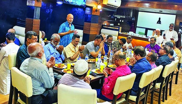 ঢাকা কলেজের ৮৫ প্রাক্তনদের ইফতার মাহফিল মিলনমেলায় পরিণত