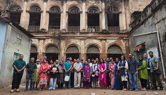 পুরান ঢাকার ঐতিহাসিক স্থাপনায় মাজার মুদি দোকানে সয়লাব