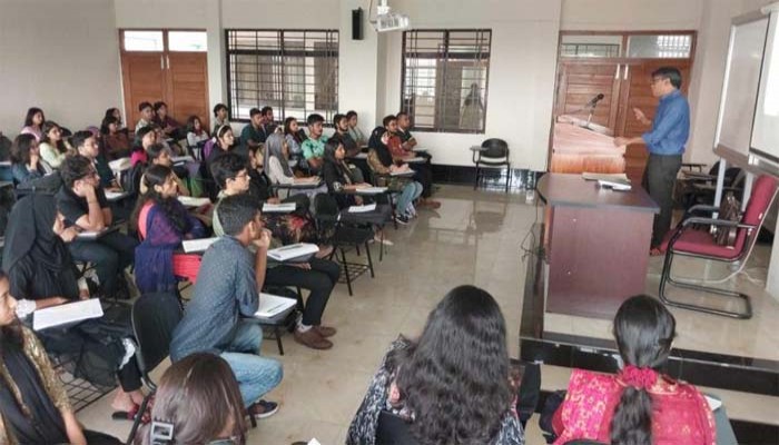 ভবিষ্যতে শিক্ষাব্যবস্থা প্রস্তুতে শিক্ষকদের এআই-সংক্রান্ত দক্ষতা অপরিহার্য